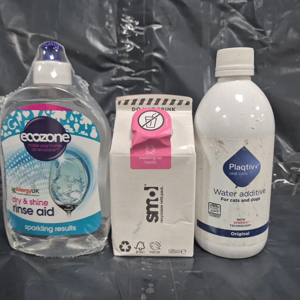 APPROXIMATELY 10 ASSORTED HOUSEHOLD ITEMS TO INCLUDE WASHING UP LIQUID, WATER ADDITIVE FOR CATS AND DOGS, ETC - COLLECTION ONLY