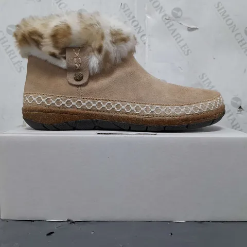 BOXED PAIR OF EARTH ORIGINALS EMMALYN BOOTIES IN BEIGE SIZE 8