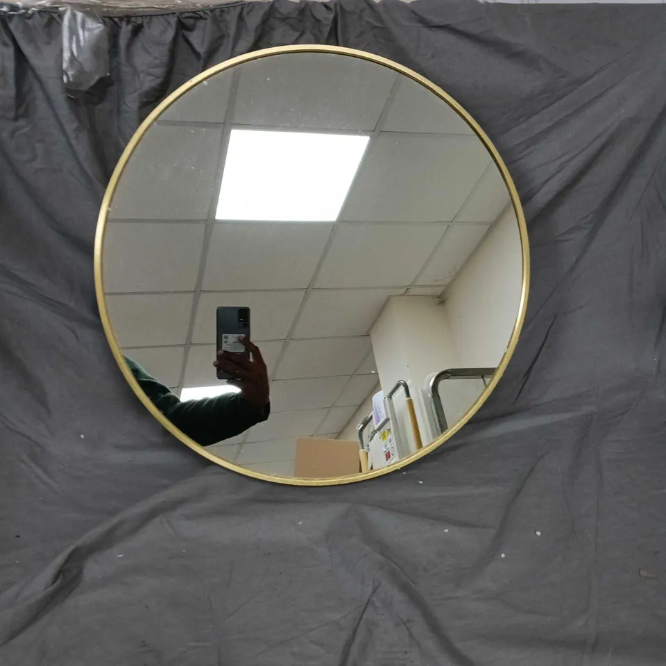 Round wall mirror with brass/gold frame – wall mounted