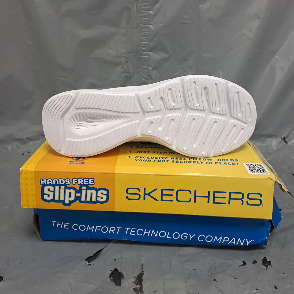 BOXED PAIR OF SKECHERS SLIP ON SHOES IN LIGHT BLUE/ PINK SIZE UK 6