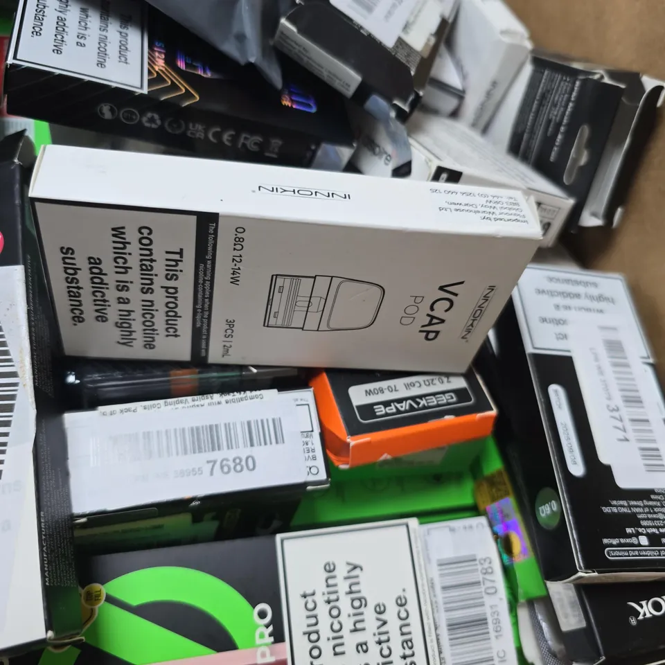 APPROXIMATELY 40 ASSORTED E-CIG PRODUCTS AND ACCESSORIES TO INCLUDE OXVA AND VAPORESSO