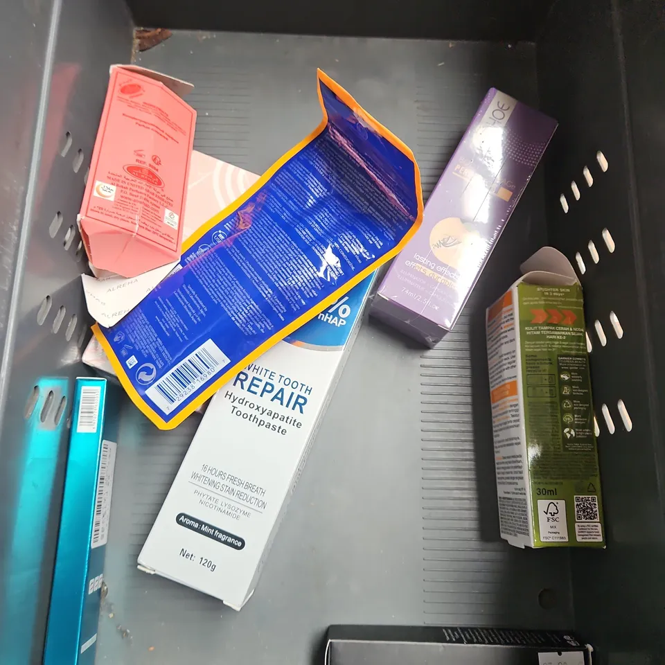 APPROXIMATELY 20 ASSORTED HEALTH & BEAUTY PRODUCTS TO INCLUDE - GLOWXIE MOISTURISING HEEL SOCKS - RADOX 2IN1 WASH - ESTRID RAZOR - ETC