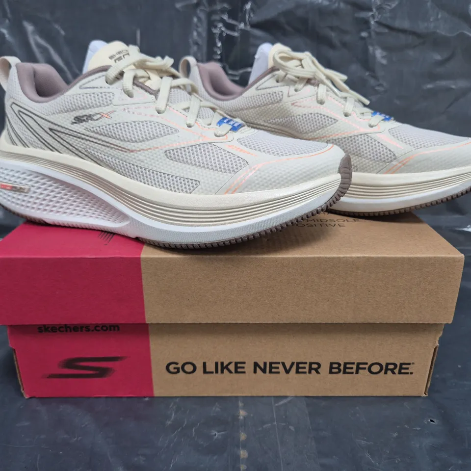 BOXED PAIR OF SKECHERS GO RUN TRAINERS IN CREAM SIZE 5
