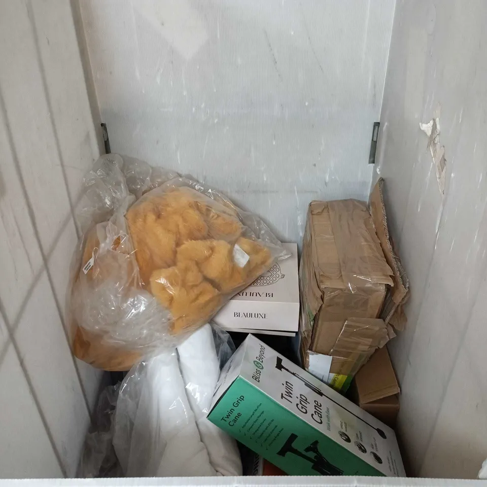 CAGE OF APPROXIMATELY 15 ASSORTED HOUSEHOLD ITEMS TO INCLUDE TWIN GRIP CANE, FOLDING CLOTHES DRYER, BLANKET/THROW ETC