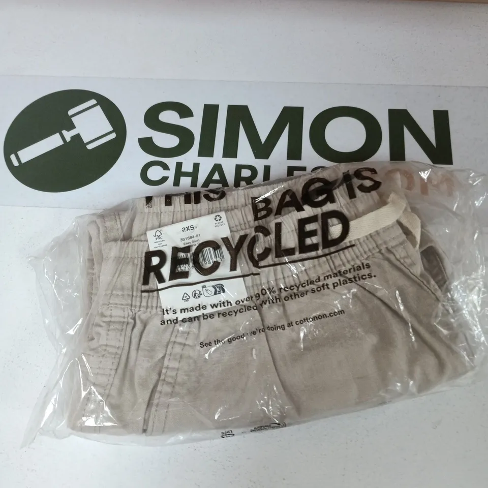 BOX OF APPROXIMATELY 20 ASSORTED CLOTHING ITEMS TO INCLUDE: BEIGE SHORTS