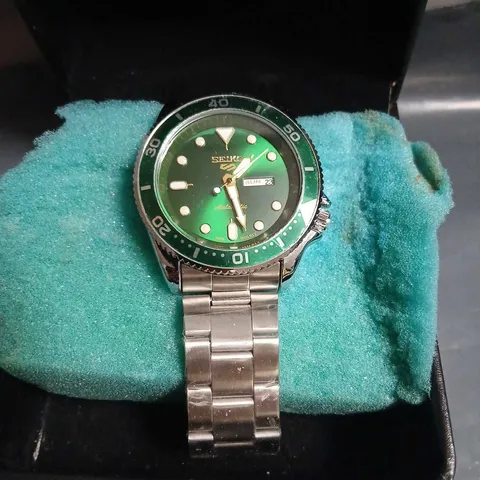 SEIKO DIVER-STYLE WRISTWATCH, GREEN DIAL, DAY/DATE, STAINLESS STEEL BRACELET