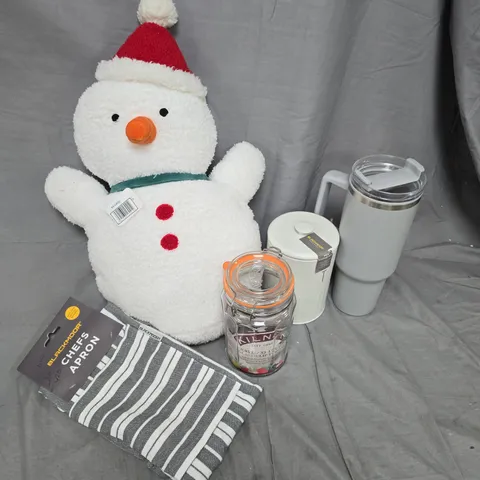 APPROXIMATELY 15 ASSORTED ITEMS TO INCLUDE TO INCLUDE SNOWMAN PLUSH, KILNER GLASS CLIP TOP JAR, BLACKMOOR CHEFS APRON, ETC - COLLECTION ONLY