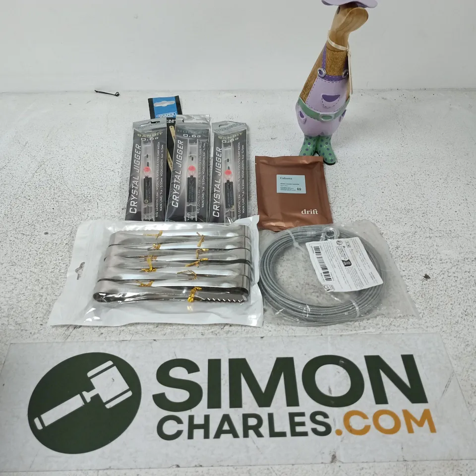 APPROXIMATELY 15 ASSORTED HOUSEHOLD ITEMS TO INCLUDE DRIFT CABANA SCENTED WOOD BLOCK, DRENNAN CRYSTAL JIGGER BANDIT 0.6G, ELLA DUCK ORNAMENT, ETC