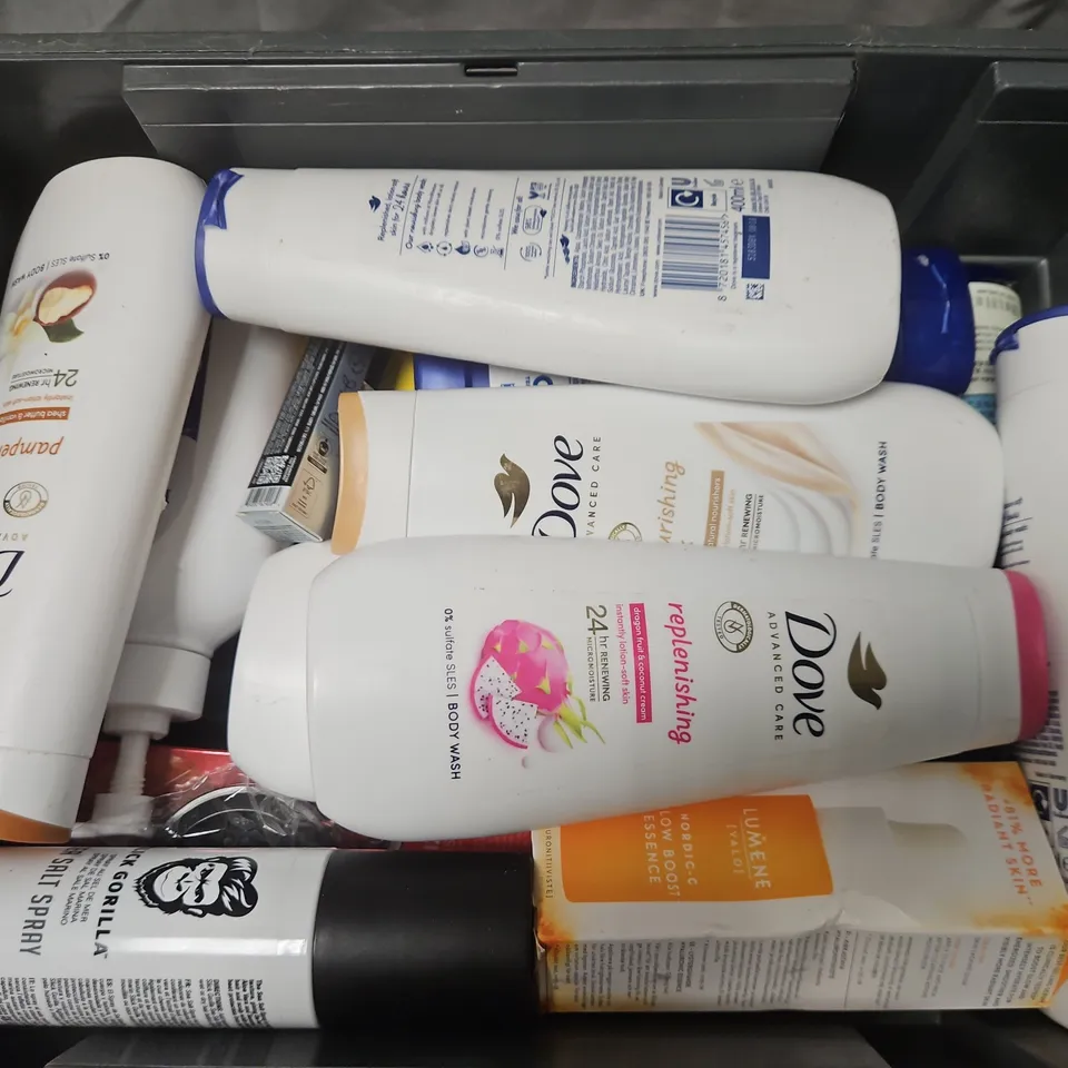 APPROXIMATELY 15 ASSORTED HEALTH & BEAUTY PRODUCTS TO INCLUDE NEALS YARD RESTORING BATH COLLECTION, SELSUN BLUE, GUMMY PROFESSIONAL WAX, ETC