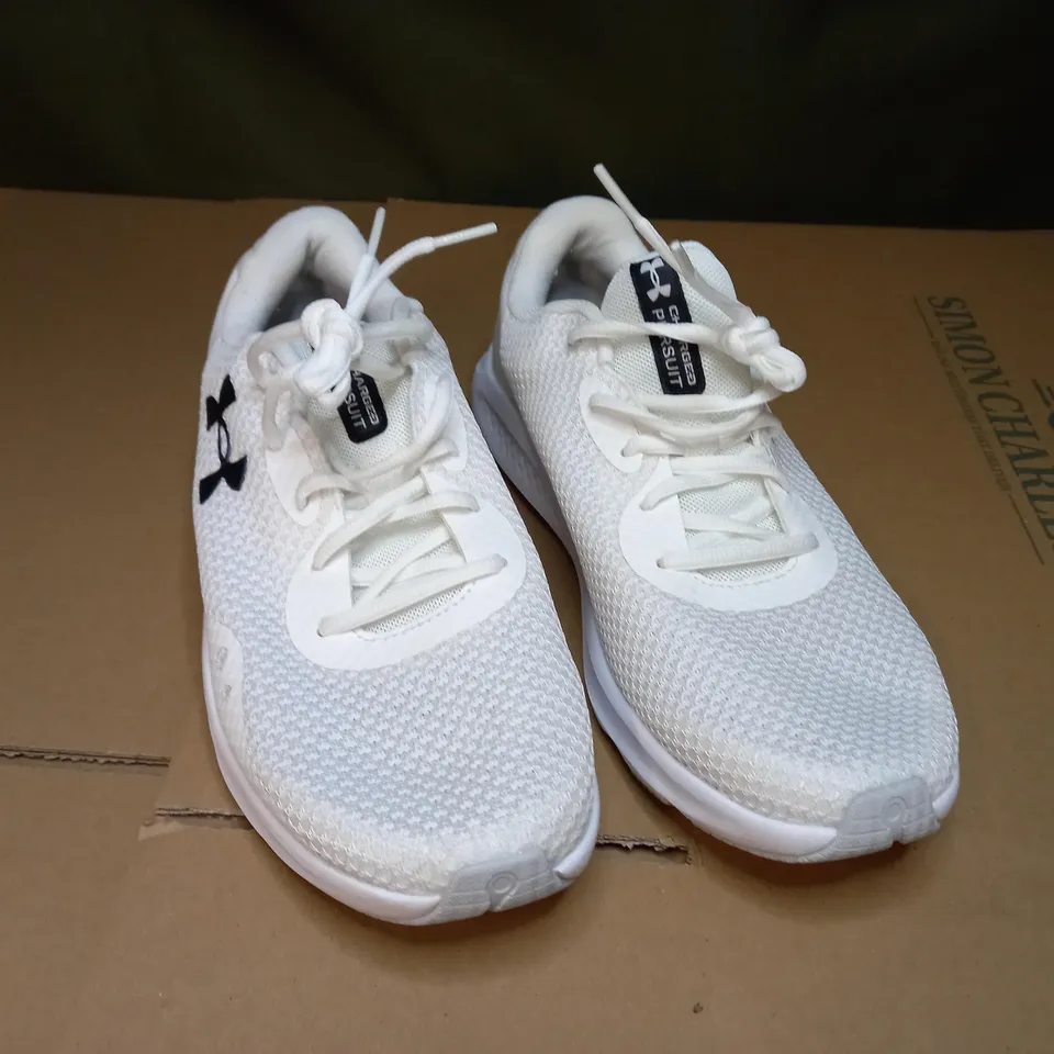 UNDER ARMOUR WHITE TRAINERS - SIZE 8UK
