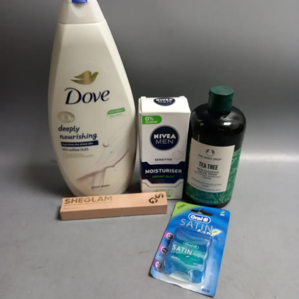 BOX OF APPROXIMATELY 20 COSMETIC ITEMS TO INCLUDE - DOVE BODY WASH - THE BODY SHOP TEA TREE FACIAL WASH - ORAL B DENTAL FLOSS - ETC 