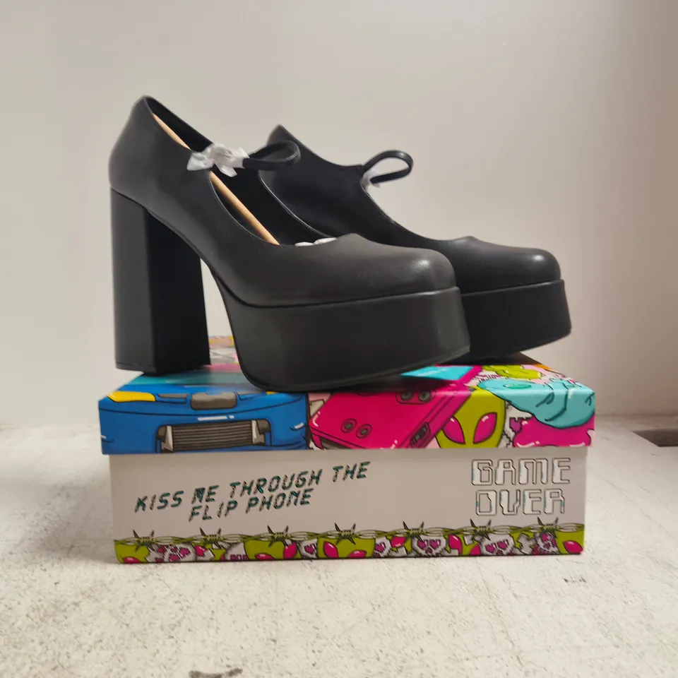 BOXED PAIR OF KOI DARKBLOOM BLACK PLATFORM HEELS SIZE UK 11