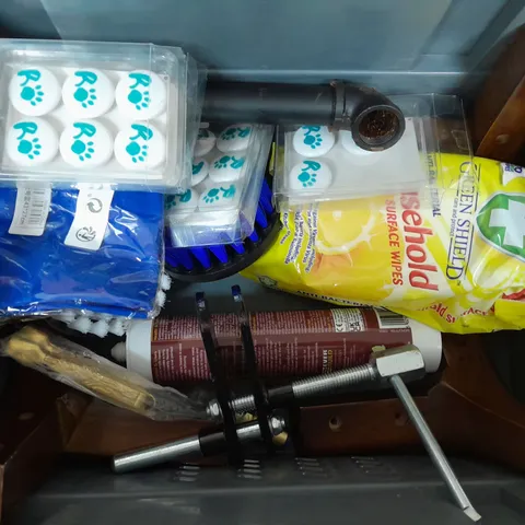 APPROXIMATELY 10 ASSORTED HOUSEHOLD ITEMS TOO INCLUDE PIPES - WOODEN LEGS ETC