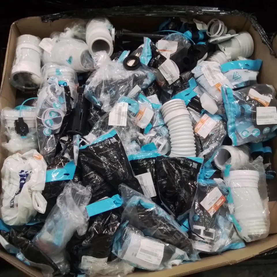 PALLET OF VARIOUS PLUMBING PARTS AND FITTINGS TO INCLUDE: FLEXI WC FITTINGS WC FLUSH BUTTONS ETC.