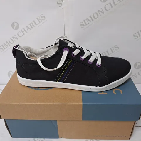 BOXED PAIR VIONIC BEACH STINSON SHOES - BLACK // SIZE: 4.5 UK