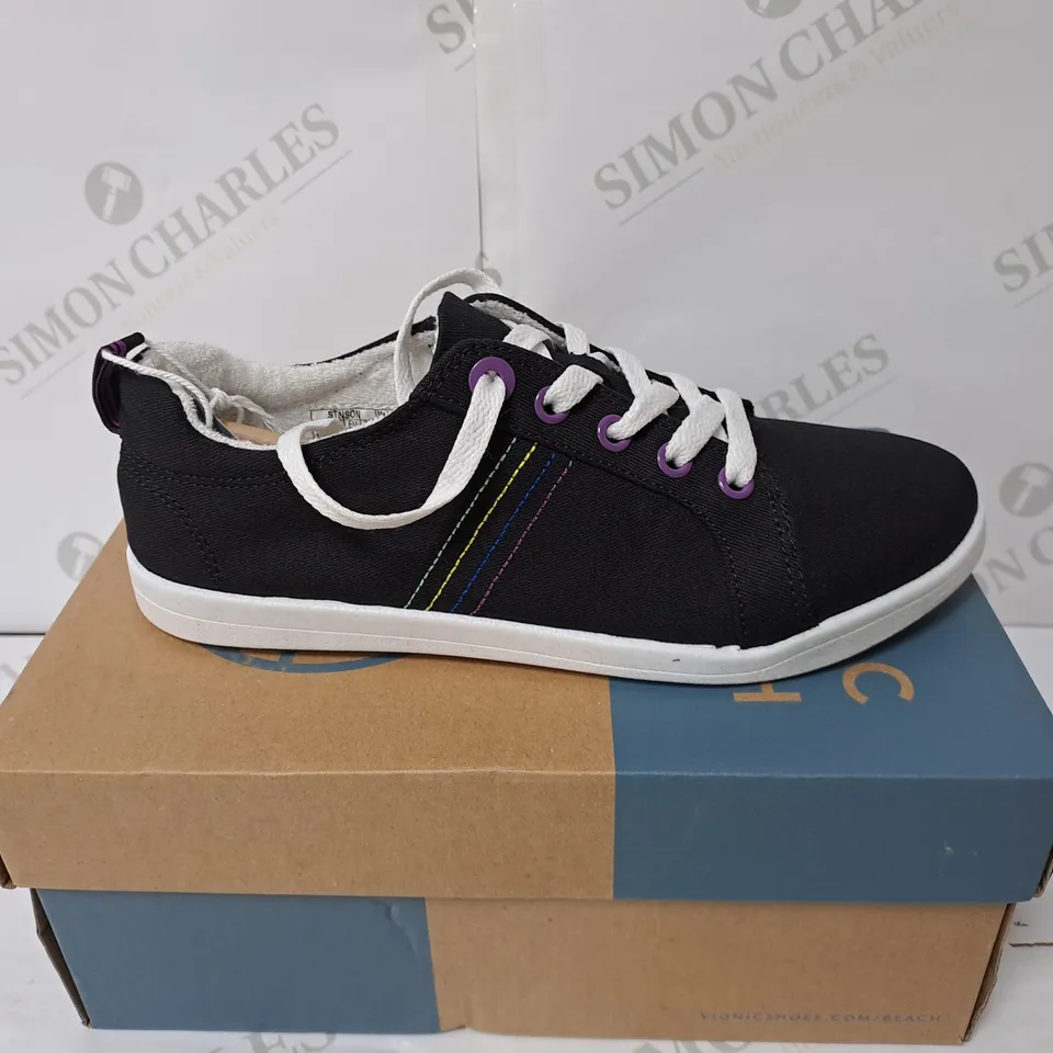 BOXED PAIR VIONIC BEACH STINSON SHOES - BLACK // SIZE: 4.5 UK