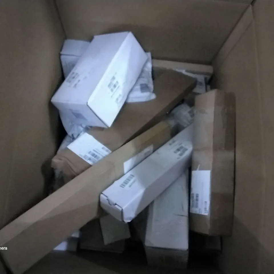 BOX OF APPROXIMATELY 20 ASSORTED BATHROOM ITEMS TO INCLUDE A BLACK INSULATED BASIN WASTE, PUSH BUTTON BATH WASTE AND A SQUARE SHOWER HEAD