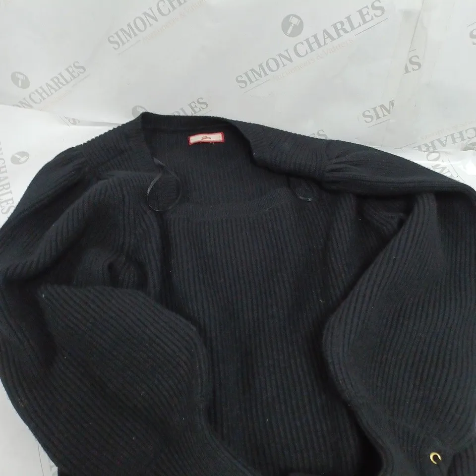 BOX OF APPROXIMATELY 10 ASSORTED CLOTHING PRODUCTS IN VARIOUS SIZES TO INCLUDE SHOES, SHIRTS, PANTS ETC