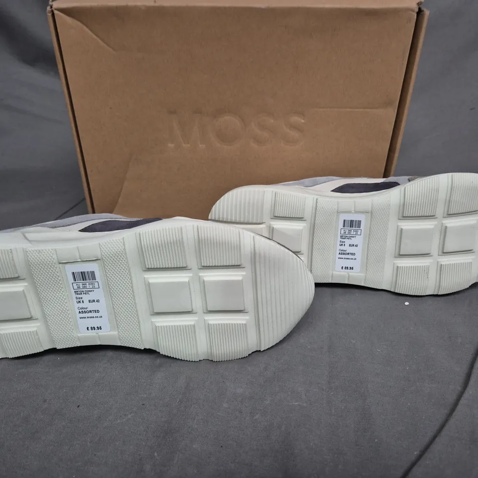 BOXED PAIR OF MOSS BELFAST WHITE TRAINER UK 8 