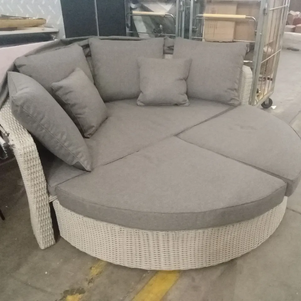 AARJU WICKER GARDEN DAYBED WITH CUSHIONS