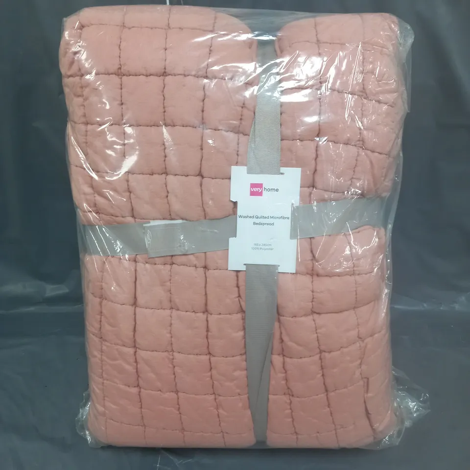 QUILTED MICROFIBRE BEDSPREAD IN PINK 165X240CM