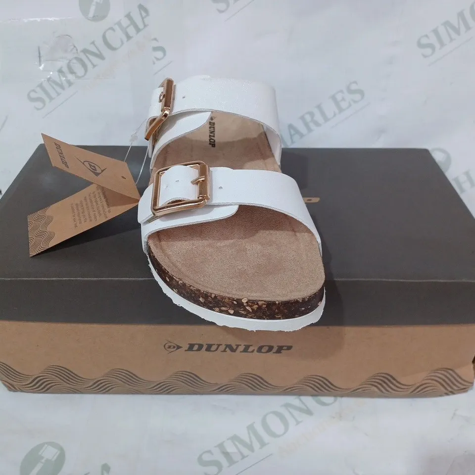 BOXED PAIR OF DUNLOP OPEN TOE BUCKLE STRAP SANDALS IN WHITE UK SIZE 3