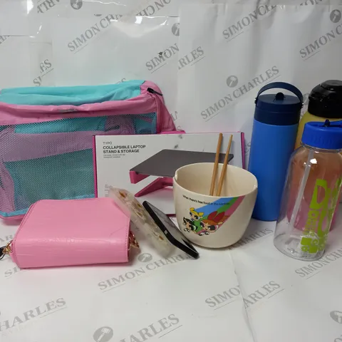 APPROXIMATELY 9 ASSORTED ITEMS TO INCLUDE TYPO COLLAPSIBLE LAPTOP STAND, POWERPUFF GIRLS BOWL, CROSSBODY BAG, ETC. 