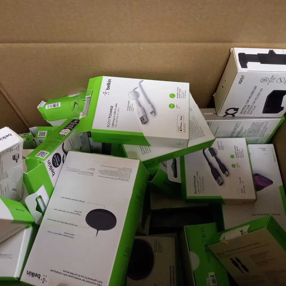 BOX OF APPROX 15 ASSORTED BELKIN ITEMS TO INCLUDE - USB-C TO USB-A CABLE -  DUAL USB-A WALL CHARGER - 1000MAH POWER BANK ETC
