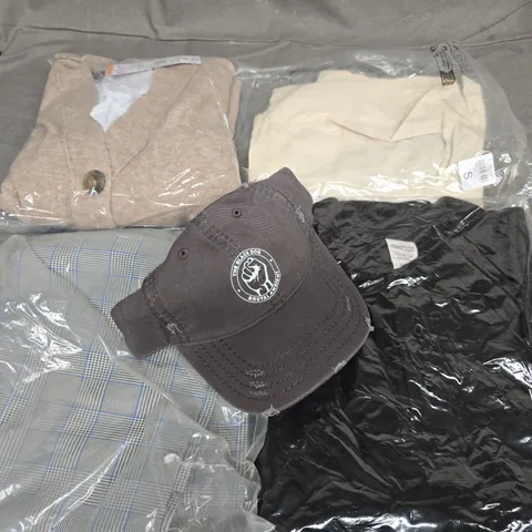 APPROXIMATELY 35 ASSORTED CLOTHING ITEMS IN VARIOUS SIZES, STYLES & COLOURS TO INCLUDE CAP, TOPS, TROUSERS, ETC - COLLECTION ONLY