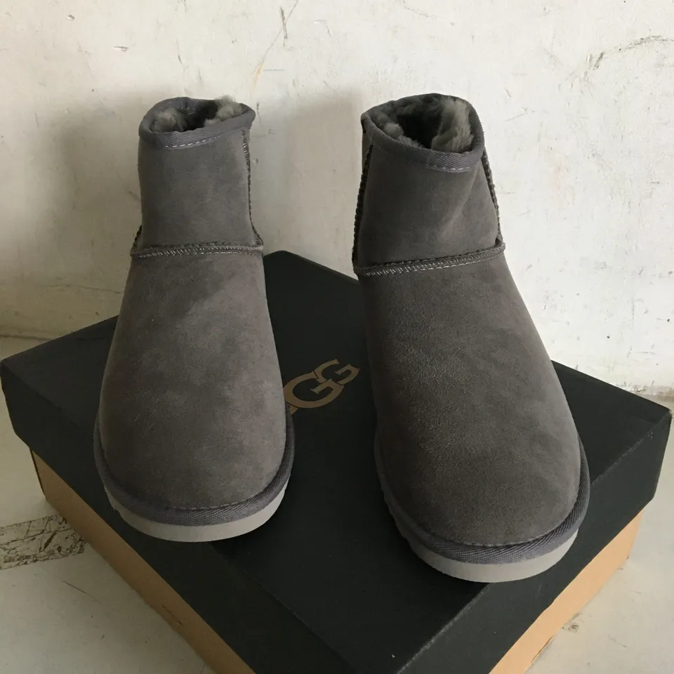 BOXED PAIR OF SIZE 7 UGG FOOTWEAR