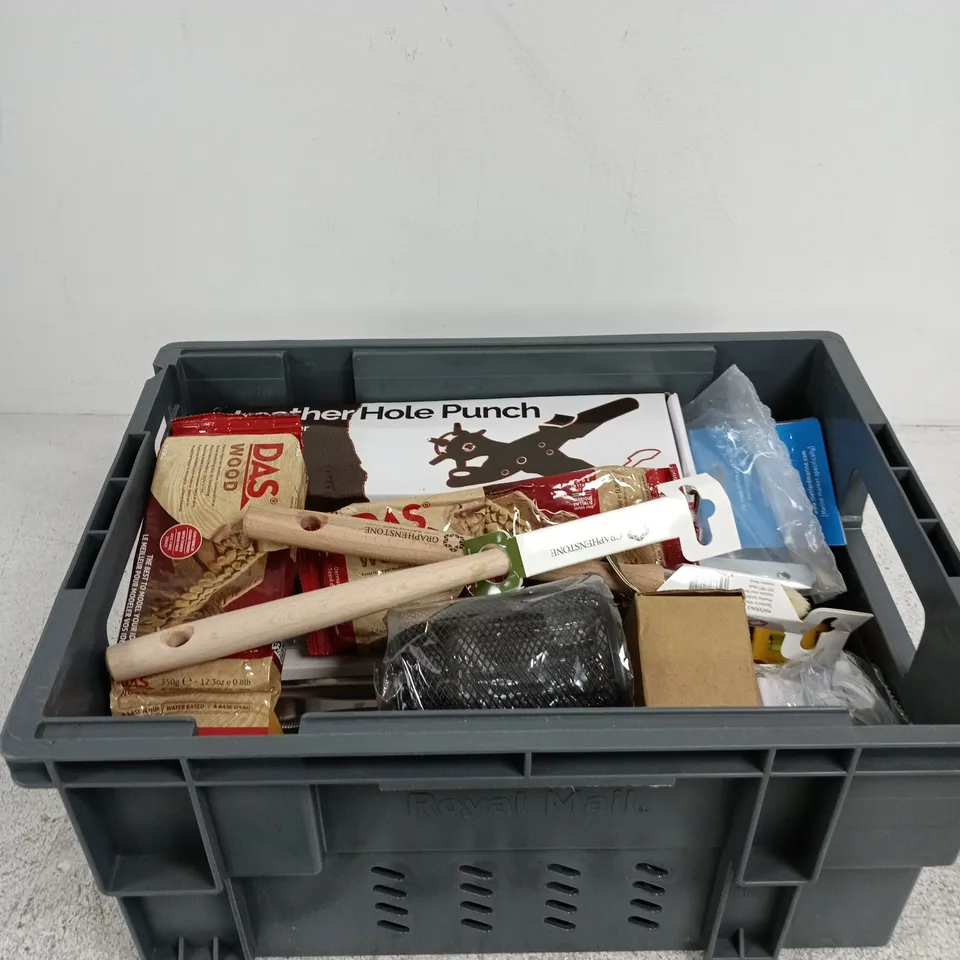 APPROXIMATELY 20 ASSORTED ITEMS INCLUDING TIMCO MEDIUM TEE HINGES, DAS WOOD AND A LEATHER HOLE PUNCH