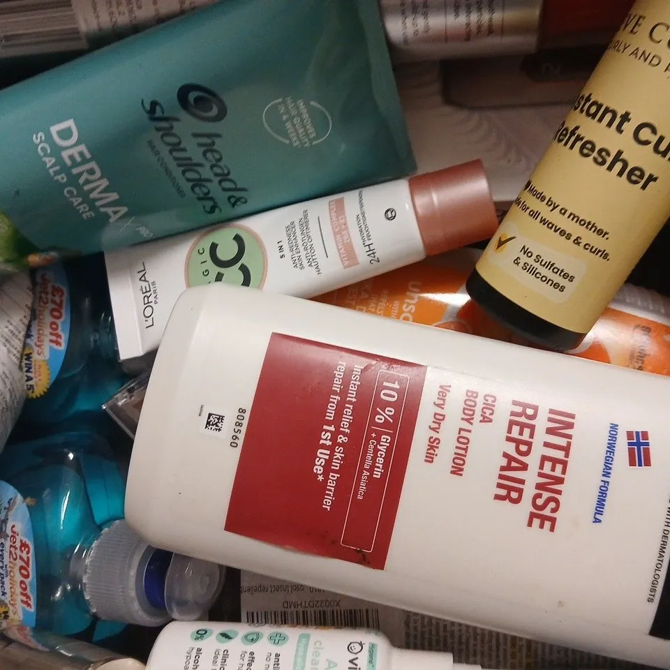 APPROX 12 ASSORTED BEAUTY PRODUCTS TO INCLUDE CREIGHTONS REVITALISING SPRAY, HAIRBURST SHAMPOO, ONLY CURLS CURL CREME, ETC