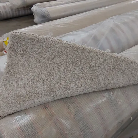 ROLL OF QUALITY HAMPTONS SWAN CARPET // SIZE: APPROXIMATELY 4 X 3m