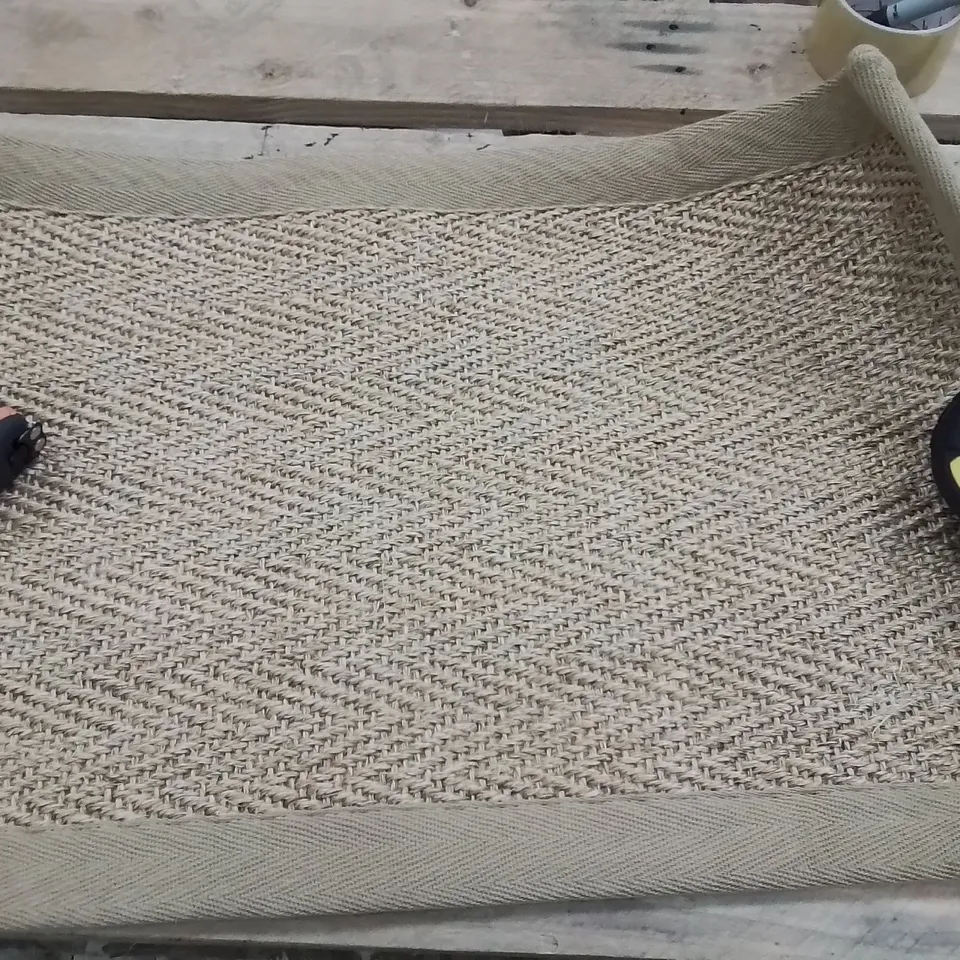 QUALITY DESIGNER AREA RUG - APPROXIMATELY 60X40CM