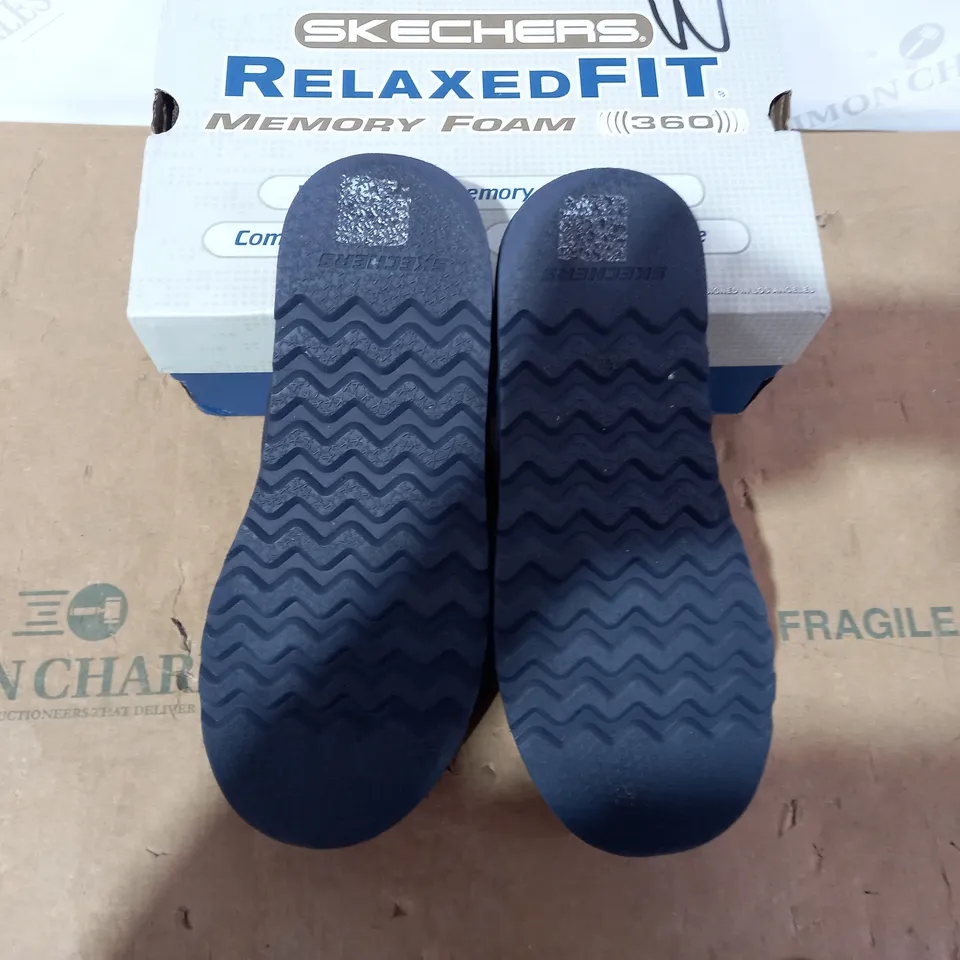 BOXED PAIR OF SKECHERS SLIPPERS - SIZE 8