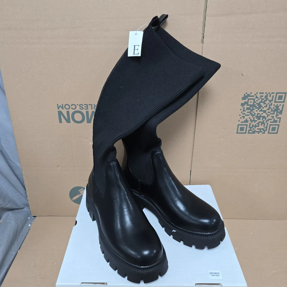 SHOES BY EMMA - BLACK LEATHER SOCK-STYLE ANKLE BOOTS WITH CHUNKY LUG SOLE - EU 40 UK 7