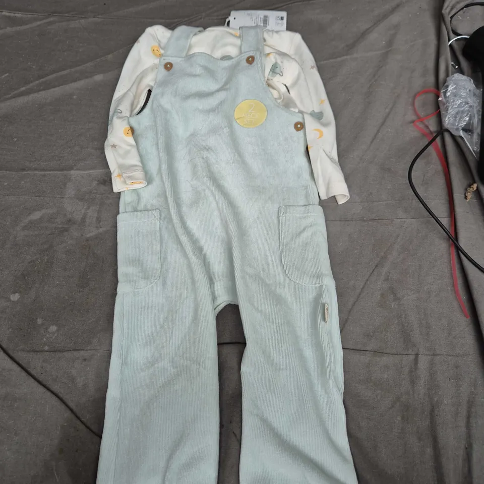  MYBE BABY Baby 2-Piece Outfit: Light-Blue Corduroy Dungarees & Moon & Star Print Bodysuit (12–18m)