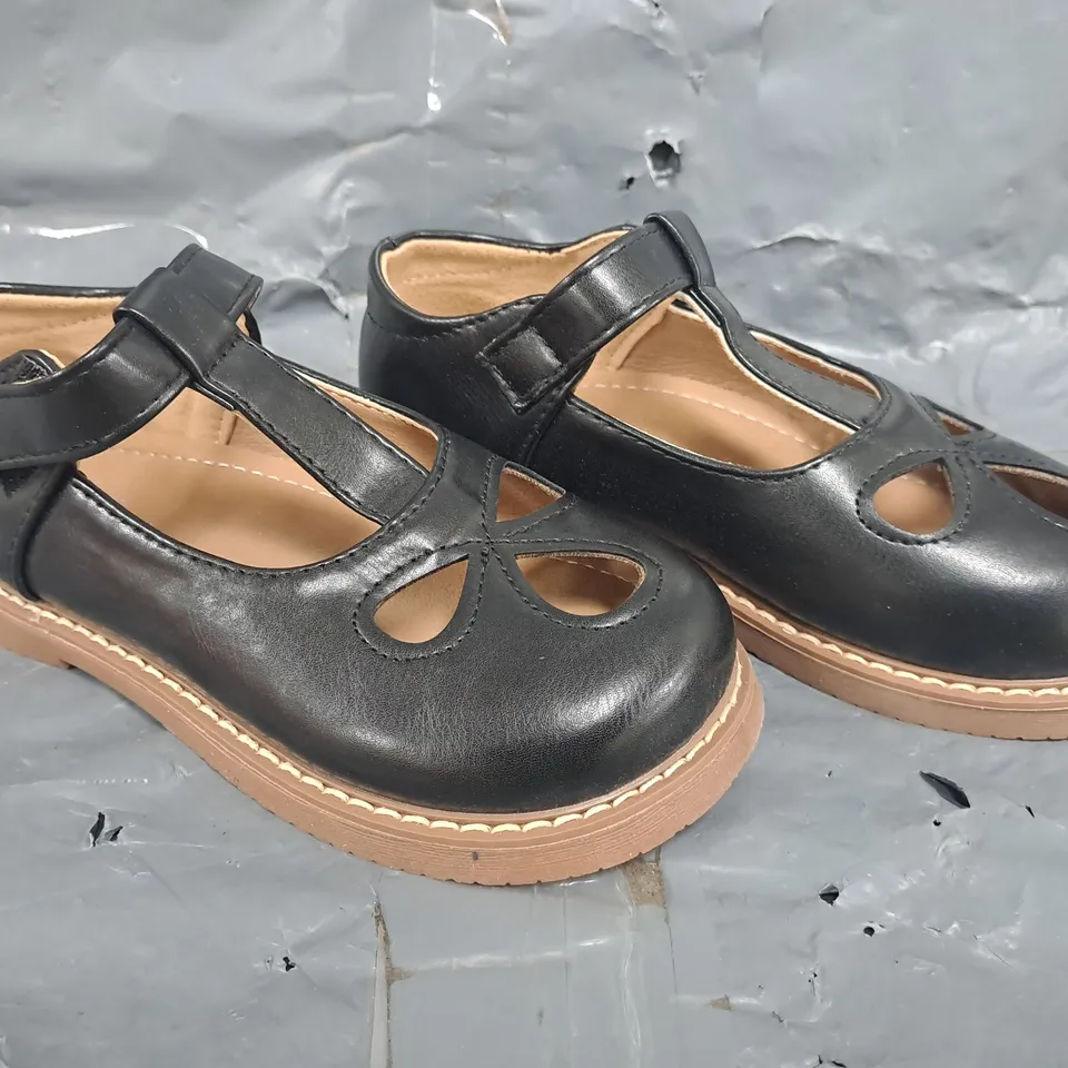 BOXED PAIR OF UNBRANDED KIDS SHOES IN BLACK SIZE EU 30