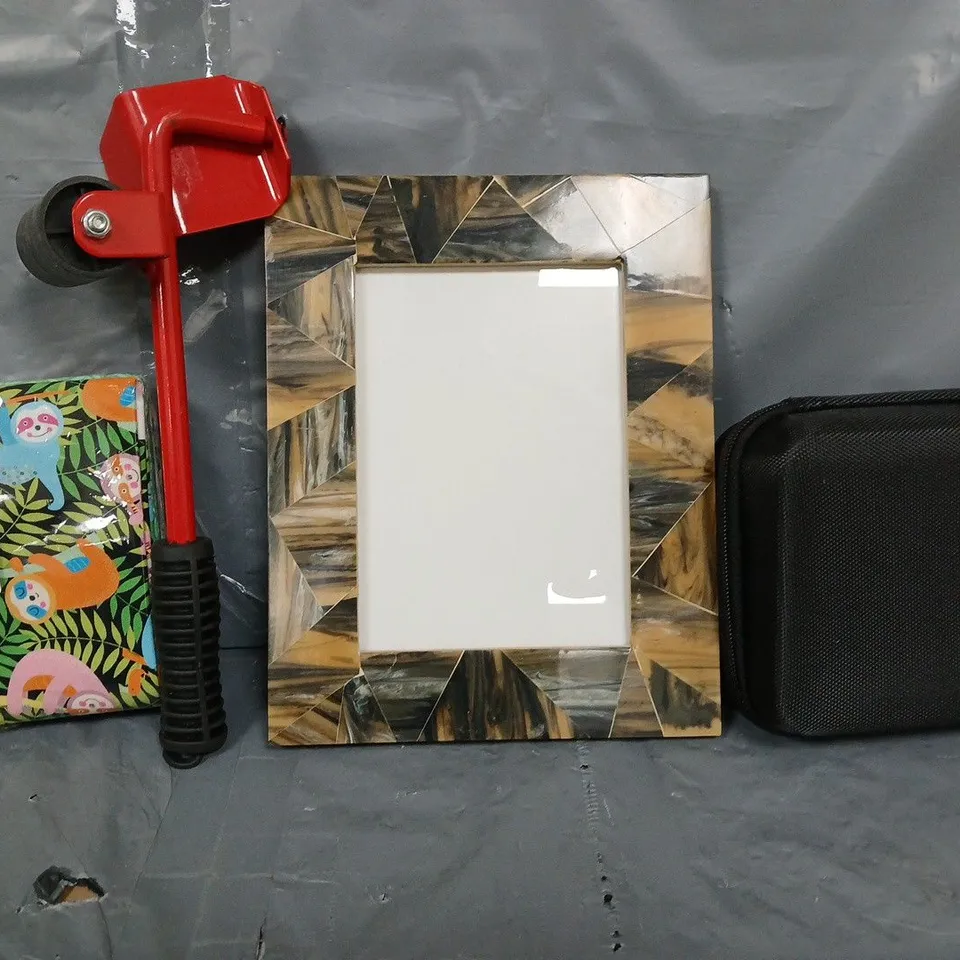 APPROXIMATELY 10 ASSORTED ITEMS TO INCLUDE - PHOTO FRAME , STORAGE TUB ETC
