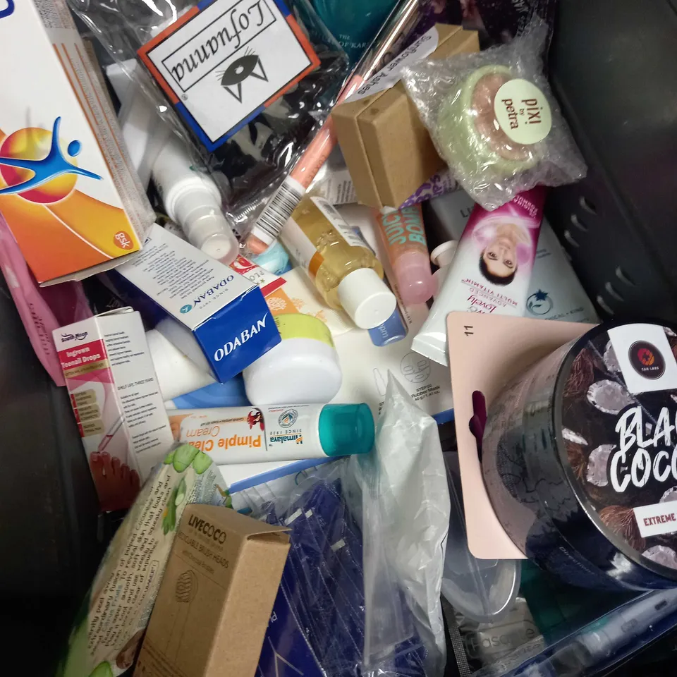 ASSORTED COSMETICS AND SKINCARE APPROX. 30 ITEMS