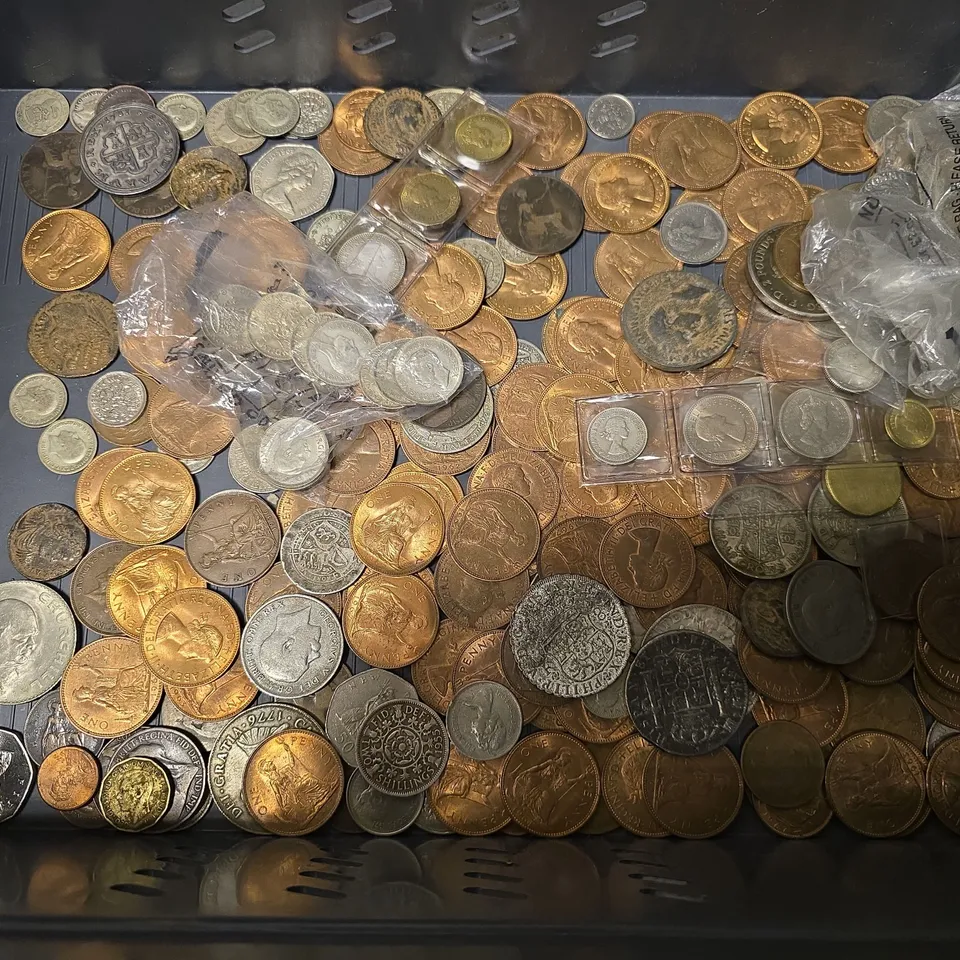 TOTE OF LARGE AMOUNT OF ASSORTED COINS & CURRENCIES 
