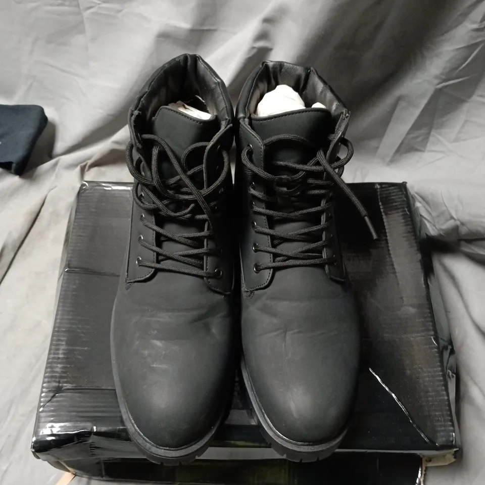 BLACK WORK BOOTS, UK SIZE 10 – WORKER BOOTS (BOXED)