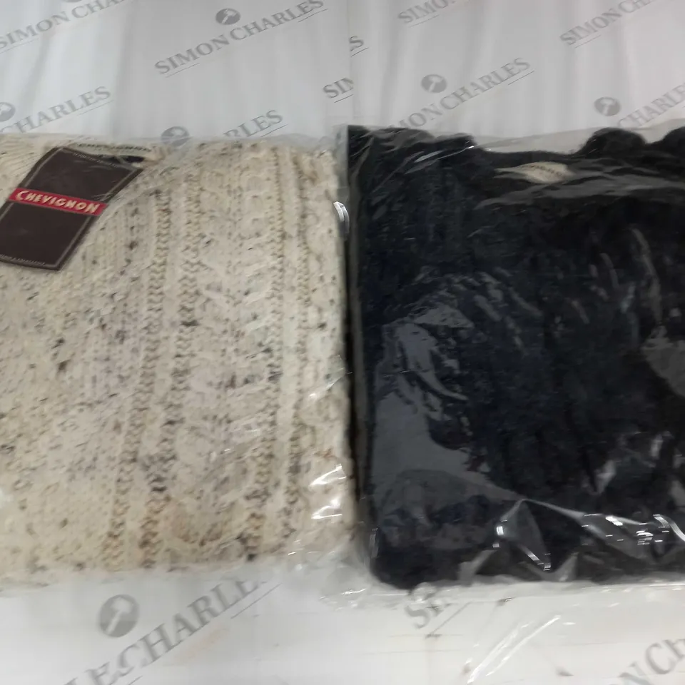 LOT OF 10 PURE NEW WOOL JUMPERS IN ECRU AND BLACK - SIZE UNSPECIFIED