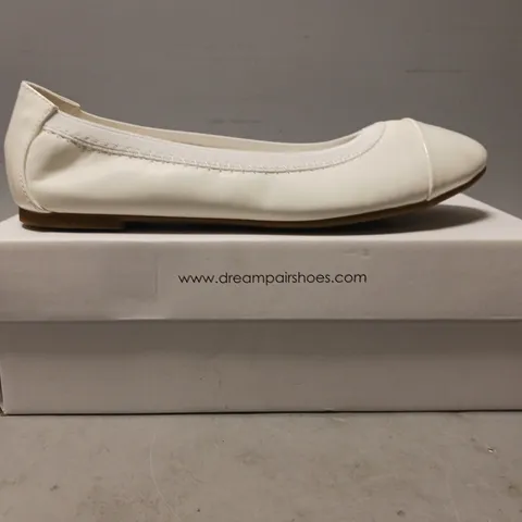 BOXED PAIR OF DREAM PAIRS SLIP-ON FLAT SHOES IN WHITE SIZE 7.5