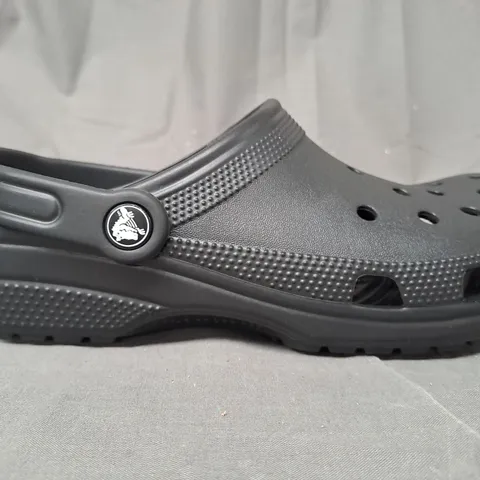 PAIR OF CROCS CLASSIC CLOGS IN BLACK UK SIZE M6/W7