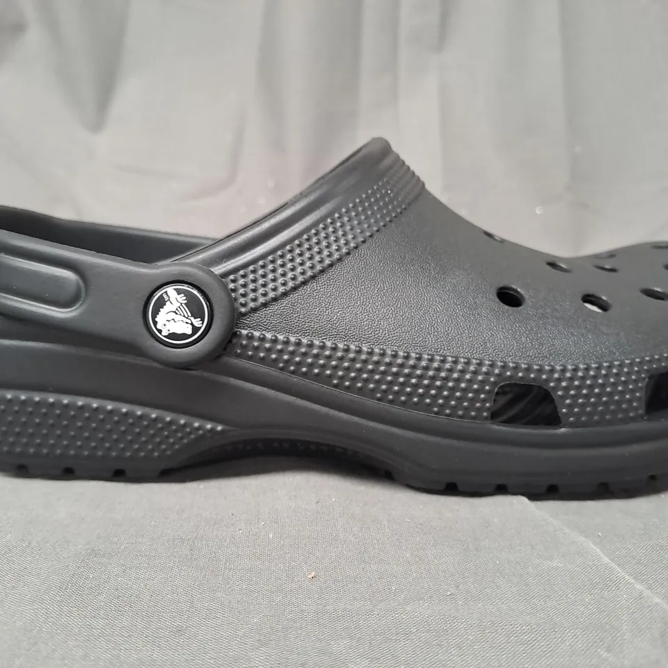 PAIR OF CROCS CLASSIC CLOGS IN BLACK UK SIZE M6/W7 