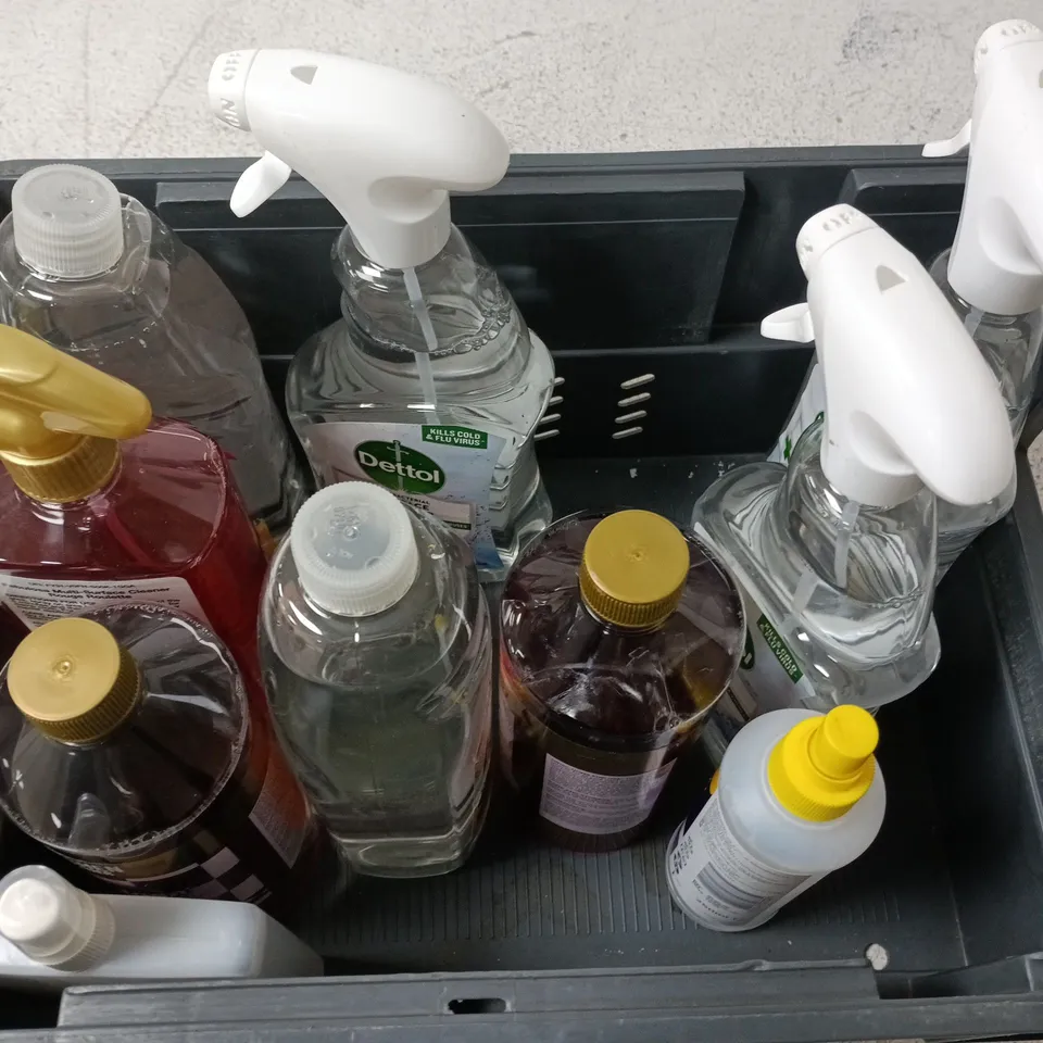 APPROXIMATELY 8 ASSORTED HOUSEHOLD LIQUID PRODUCTS TO INCLUDE DETTOL SURFACE CLEANER, LENOR STEAMER & IRONING WATER, FABULOSA ROUGE, ETC - COLLECTION ONLY