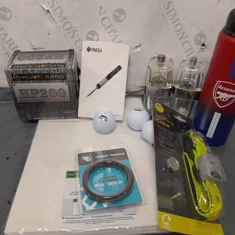 APPROXIMATELY 12 ASSORTED HOUSEHOLD ITEMS TO INCLUDE ARSENAL WATER BOTTLE, GOLF BALLS, FLASHING COLLAR, ETC