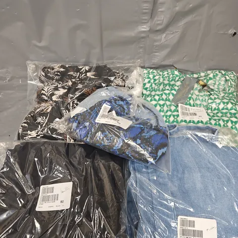 APPROXIMATELY 13 ASSORTED BAGGED PIECES OF CLOTHING IN VARIOUS STYLES, SIZES, AND BRANDS TO INCLUDE DRESS, TROUSERS, JEANS, ETC
