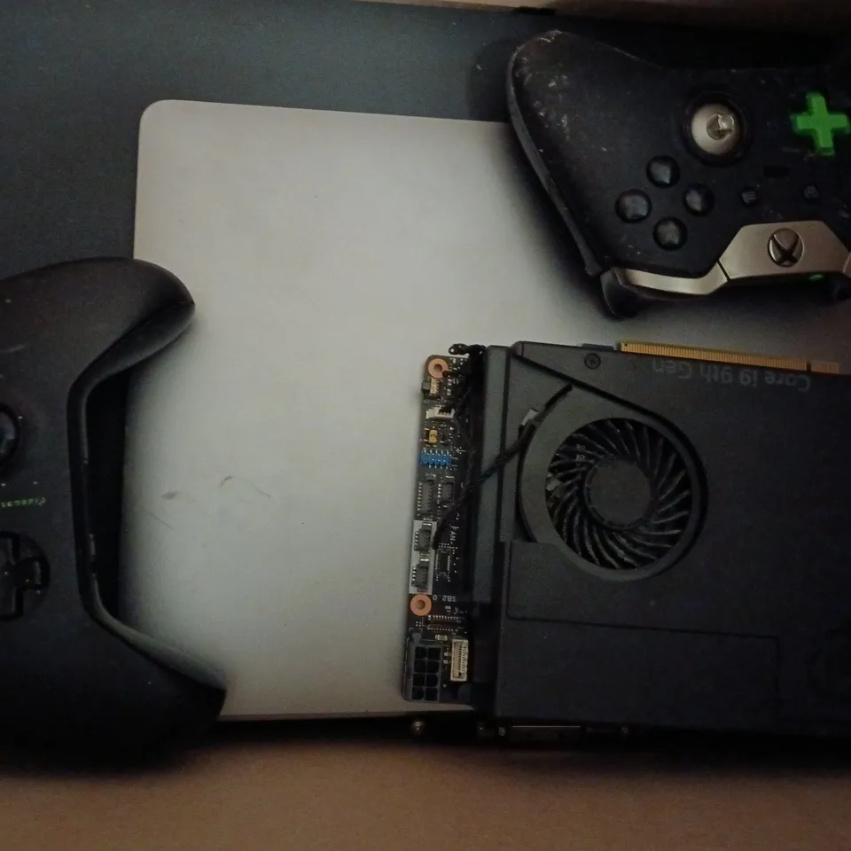 BOX OF APPROXIAMTELY 5 ASSORTED ELECTRICAL ITEMS TO INCLUDE XBOX WIRELESS CONTROLLER, ETC